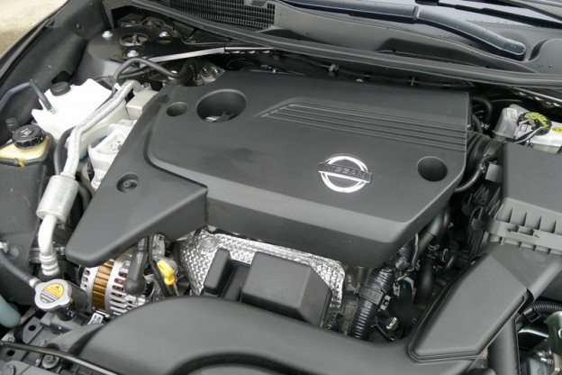 The 2.5-liter 4-cylinder engine of the 2013 Nissan Altima 2.5 SV