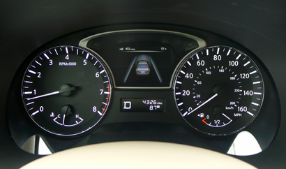 The speedometer of the 2013 Nissan Altima 2.5 SV