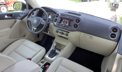 The interior of the 2013 Volkswagen Tiguan SE