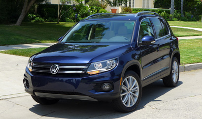 A three-quarter front view of the 2013 Volkswagen Tiguan SE