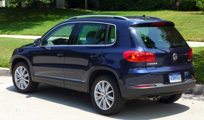 A three-quarter rear view of the 2013 Volkswagen Tiguan SE