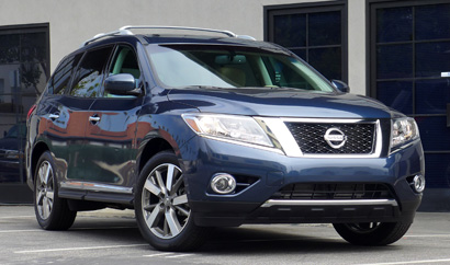 A three-quarter front view of the 2013 Nissan Pathfinder Platinum 4x4