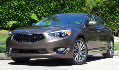 A three-quarter front view of the 2014 Kia Cadenza