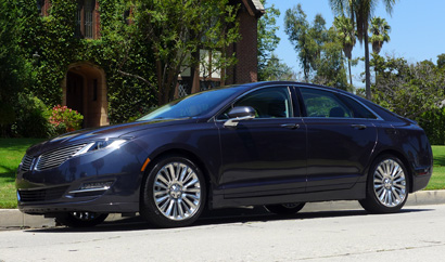 A three-quarter-front view of the 2013 Lincoln MKZ AWD
