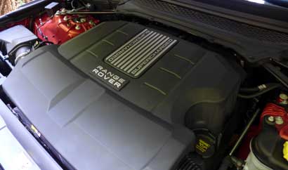 The 5.0-liter supercharged V8 of the 2014 Range Rover Sport V8 Supercharged