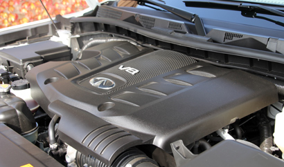 The 5.6-liter V8 engine of the 2014 Infinit QX80 AWD