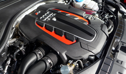 The 4.0-liter TFSI V8 engine of the 2014 Audi RS 7 quattro Tiptronic