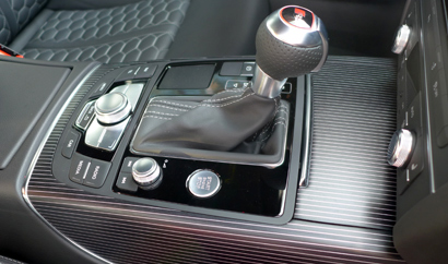 The gear shift of the 2014 Audi RS 7 quattro Tiptronic