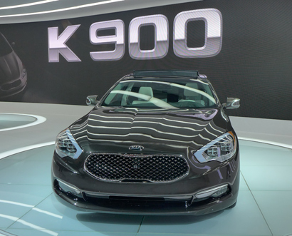 A front view of the 2015 Kia K900
