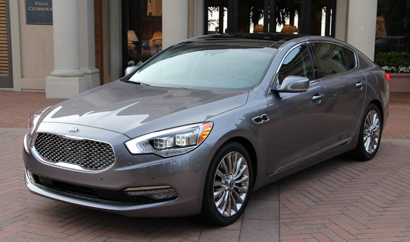 A three-quarter front view of the 2015 K900