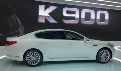A side view of the 2015 Kia K900