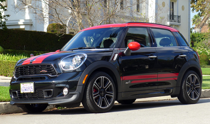 A three-quarter front view of the 2014 Mini John Cooper Works Countryman