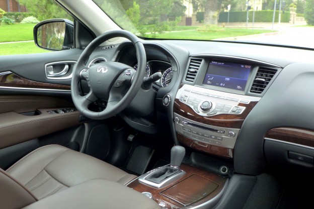 The luxurious interior of the 2016 Infiniti QX60 3.5 AWD