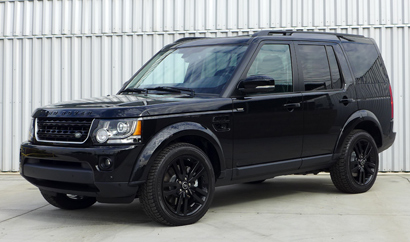 A three-quarter front view of the 2014 Land Rover LR4