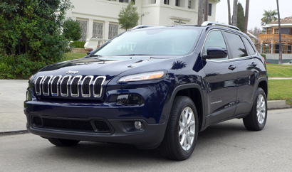 A three-quarter front view of the 2014 Jeep Cherokee Latitude
