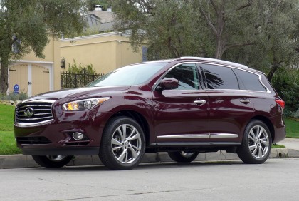 A three-quarter front view of the 2014 Infiniti QX60 3.5 AWD