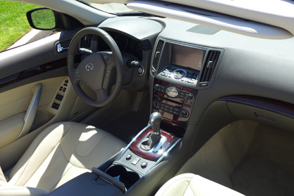 Infiniti Q60 convertible dashboard