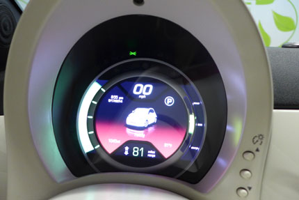 2014 Fiat 500e display detail