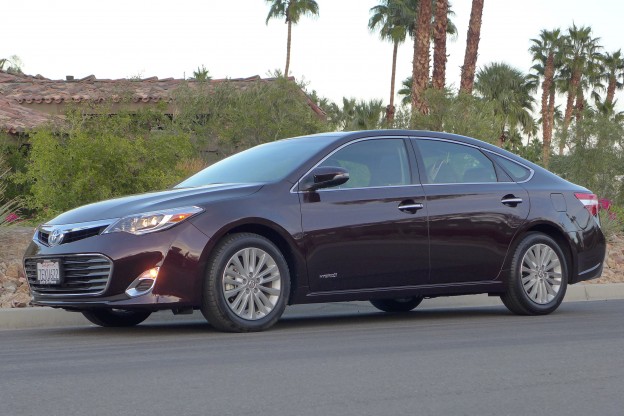 2015 Toyota Avalon Hybrid front three quarter view