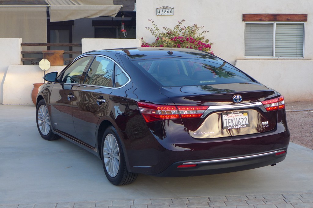 2015 Toyota Avalon Hybrid rear three quarter