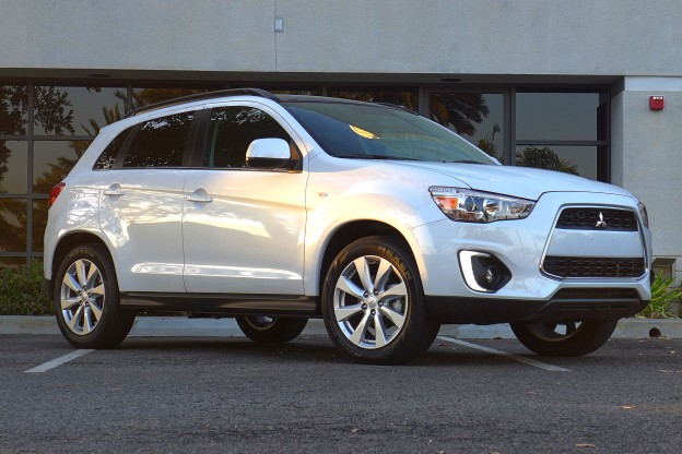 Mitsubishi Outlander front three quarter view