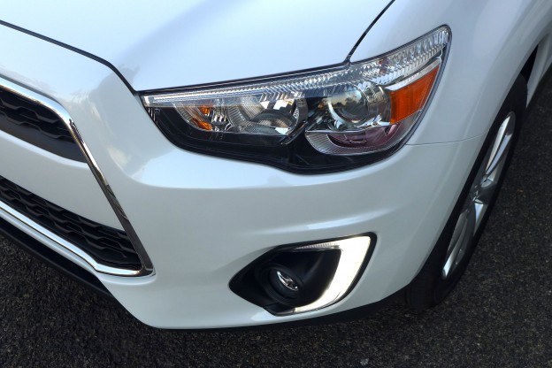 Mitsubishi Outlander headlight detail