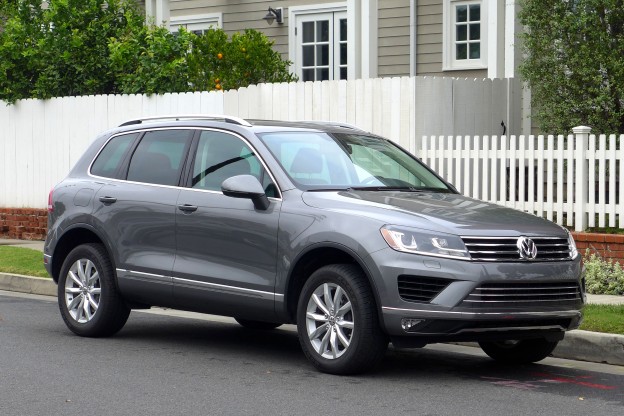 2015 Touareg front three quarter view