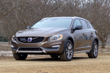 2015 V60 Cross Country front three quarter view