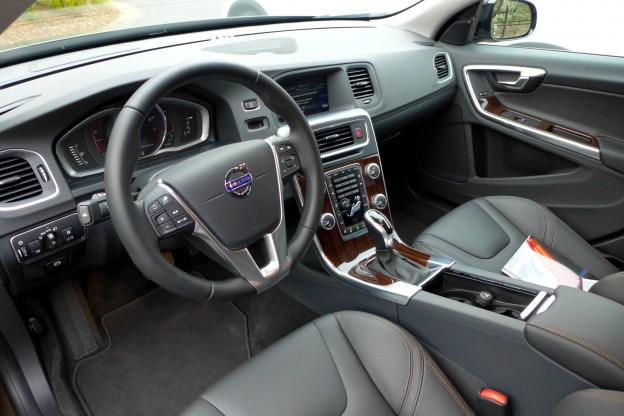 2015 V60 dashboard