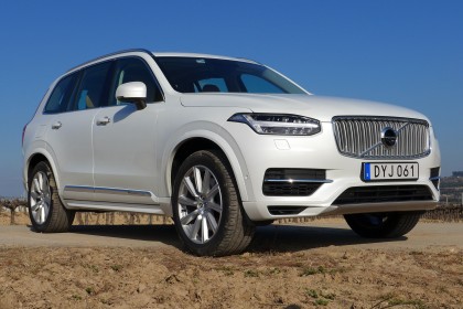 A three-quarter front view of the 2016 Volvo XC90 T8 Hybrid