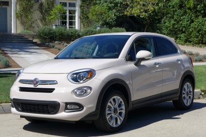 A three-quarter front view of the 2016 Fiat 500X