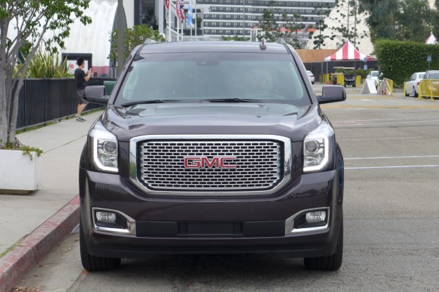 A front view of the 2016 GMC Yukon XL Denali 4WD