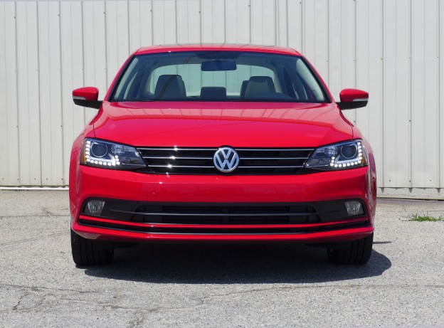 A front view of the 2015 Volkswagen Jetta SE TSI