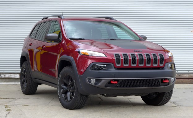 A three quarters front view of the 2016 Jeep Cherokee Trailhawk 4x4