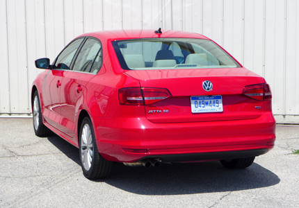 A three-quarter rear view of the 2015 Volkswagen Jetta SE TSI