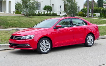 A three-quarter front view of the 2015 Volkswagen Jetta SE TSI in tornado red