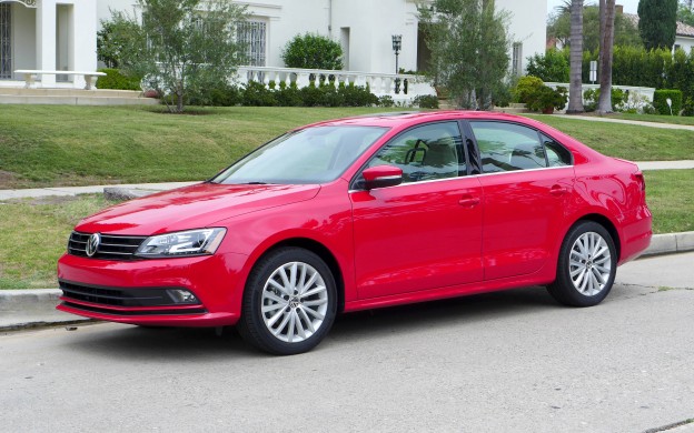 2015 Volkswagen Jetta SE TSI | A three-quarter front view of the 2015