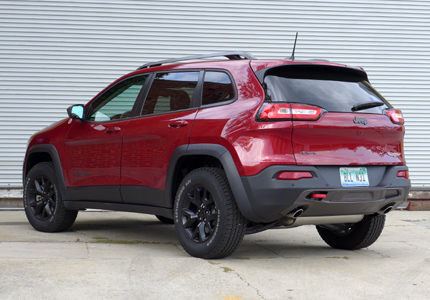 A three quarters back view of the 2016 Jeep Cherokee Trailhawk 4x4