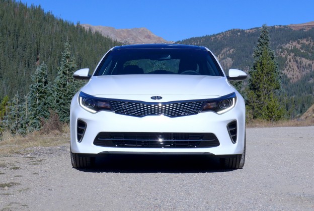 A front view of the 2016 Kia Optima 2.0T SX