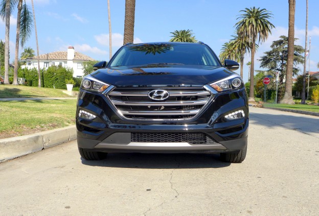 A front view of the 2016 Hyundai Tucson Limited FWD