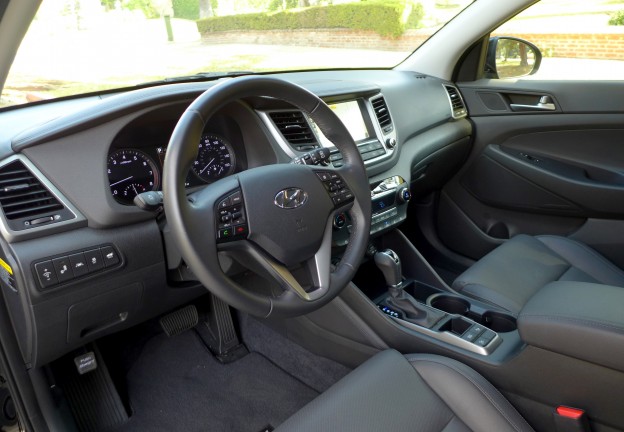 Black interior of the 2016 Hyundai Tucson Limited FWD