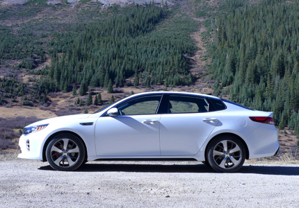 A side view of the 2016 Kia Optima 2.0T SX