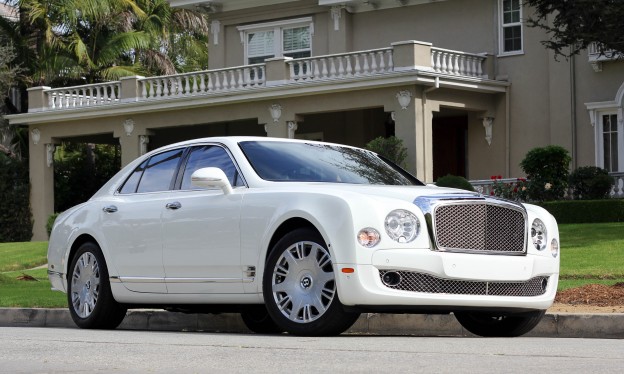 A three-quarter front view of the 2016 Bentley Mulsanne