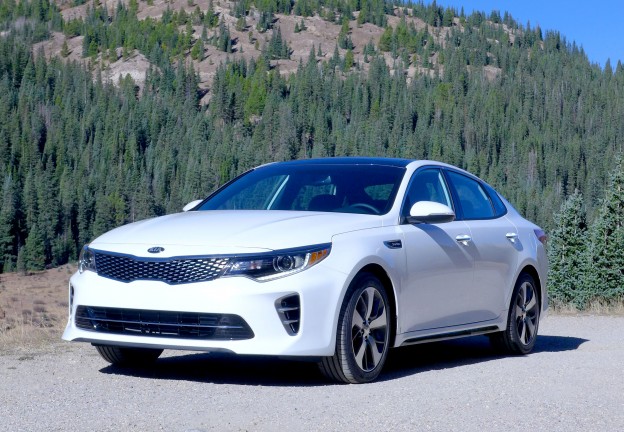 A three-quarter front view of the 2016 Kia Optima 2.0T SX