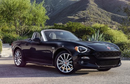 A three-quarter front view of the 2017 Fiat 124 Spider