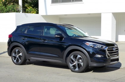 A three-quarter front view of the 2016 Hyundai Tucson Limited FWD