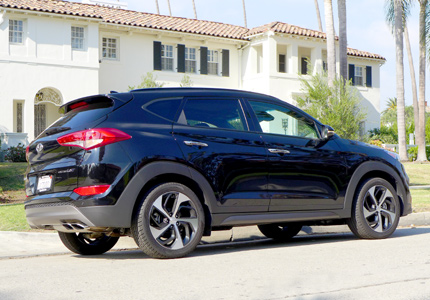 A three-quarter rear view of the 2016 Hyundai Tucson Limited FWD