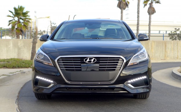 A front view of the 2016 Hyundai Sonata Hybrid Limited