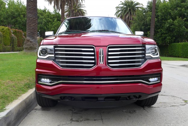 A front view of the 2015 Lincoln Navigator 4x4