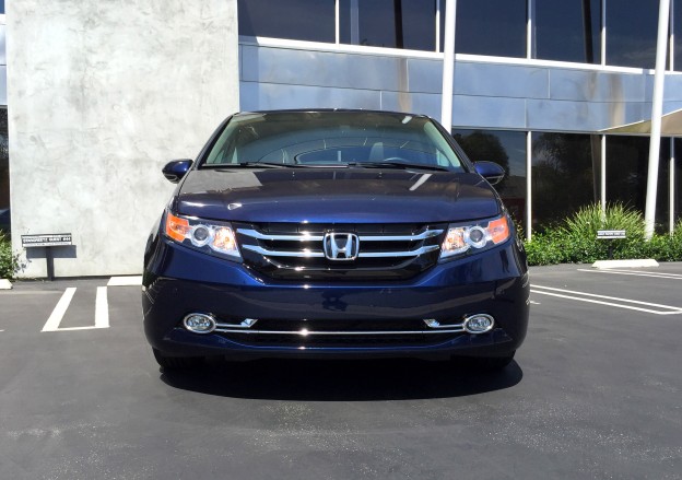 A front view of the 2015 Honda Odyssey 5-Door Touring Elite